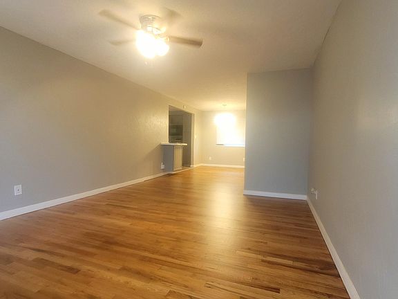 4th image of 1005 SW 53rd St