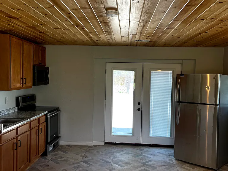 15895 S Golden Rd #B — Photo 9
