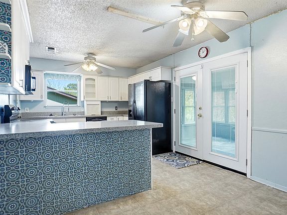 3rd image of 841 Lake View Rdg