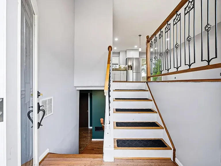 721 Mistletoe St — Photo 3