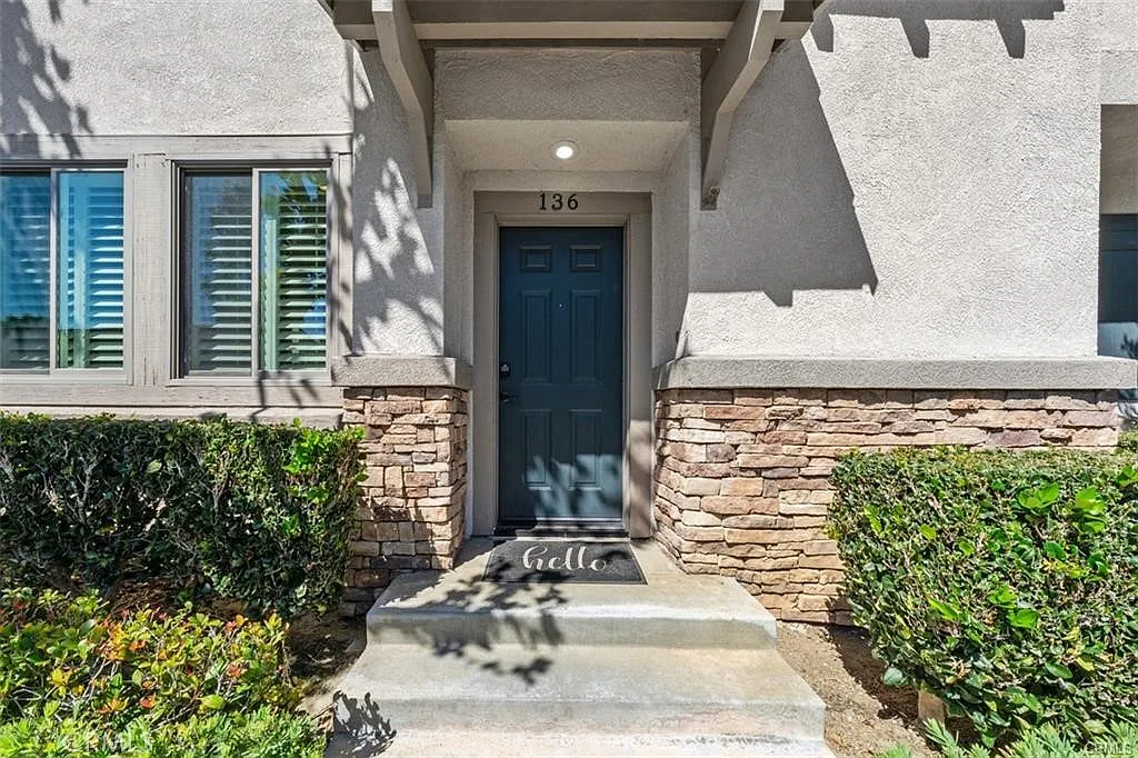 3 bed, 2.5 bath, 1579 sqft, $4,300 — Photo 3