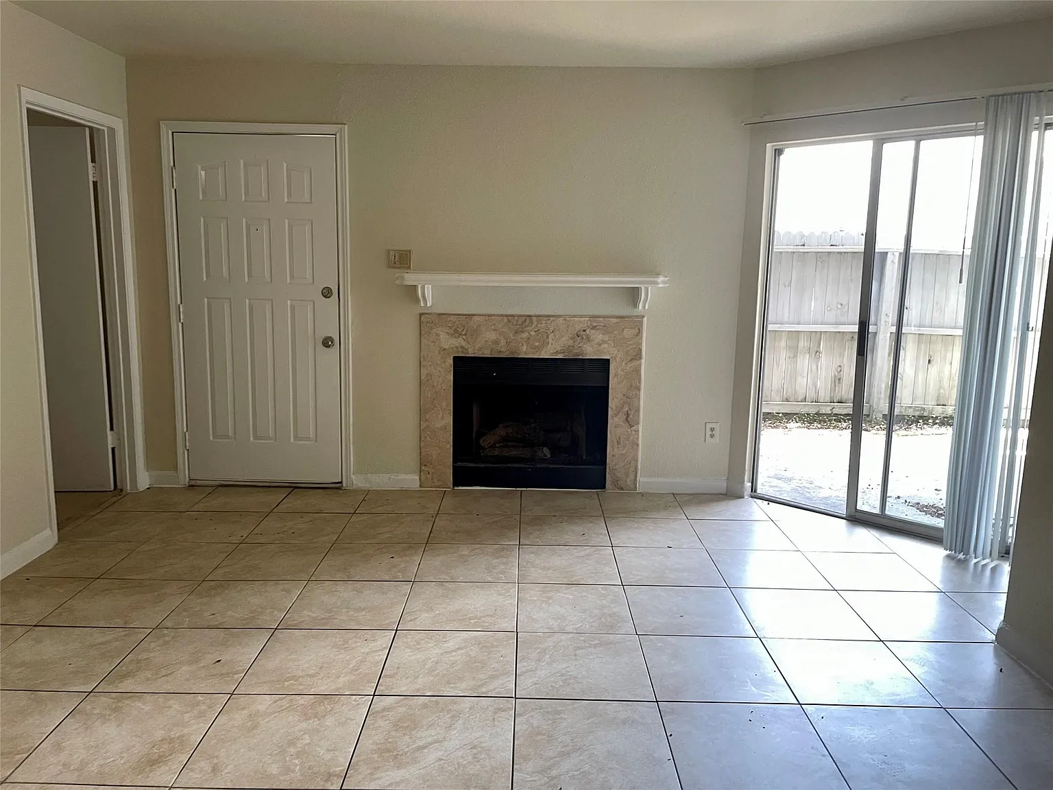 2 bed, 4.0 bath, 1068 sqft, $1,198 — Photo 4
