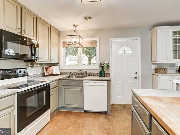 5th image of 34 Williams Dr