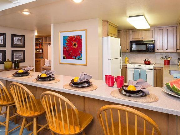 Kitchen & Breakfast Bar