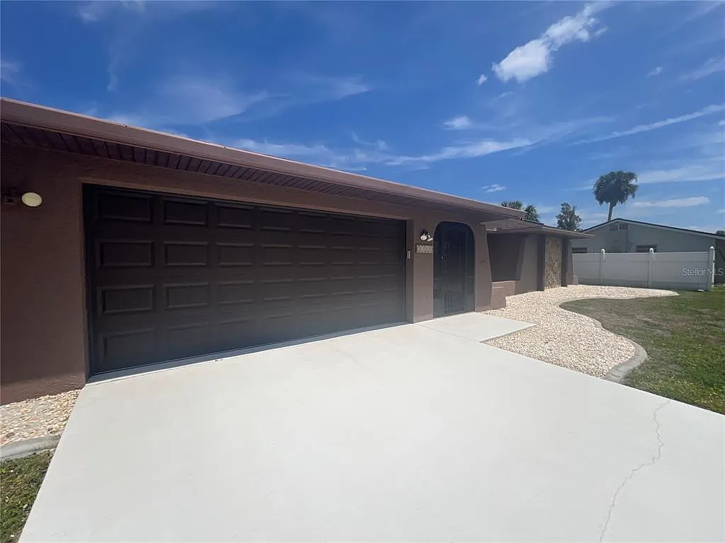 3 bed, 2.0 bath, 1863 sqft, $2,350 — Photo 2
