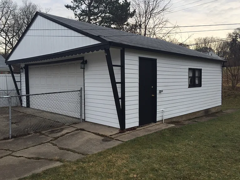 924 E Chippewa Ave — Photo 6