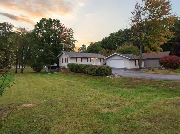 1132 Clubhouse Dr, Lake Isabella, MI 48893