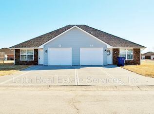 203 Parker Dr, Grain Valley, MO 64029
