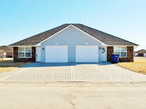 203 Parker Dr, Grain Valley, MO 64029