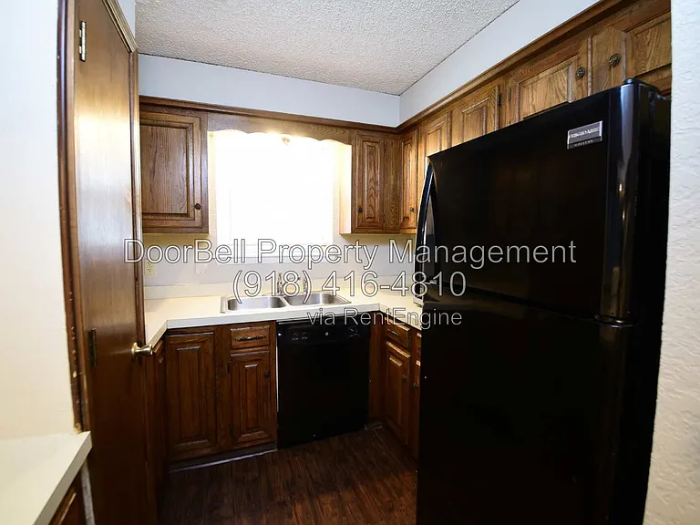 740 W Commercial St — Photo 7