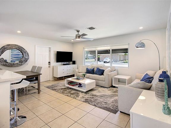 4th image of 843 NE 17th Ave #1-2