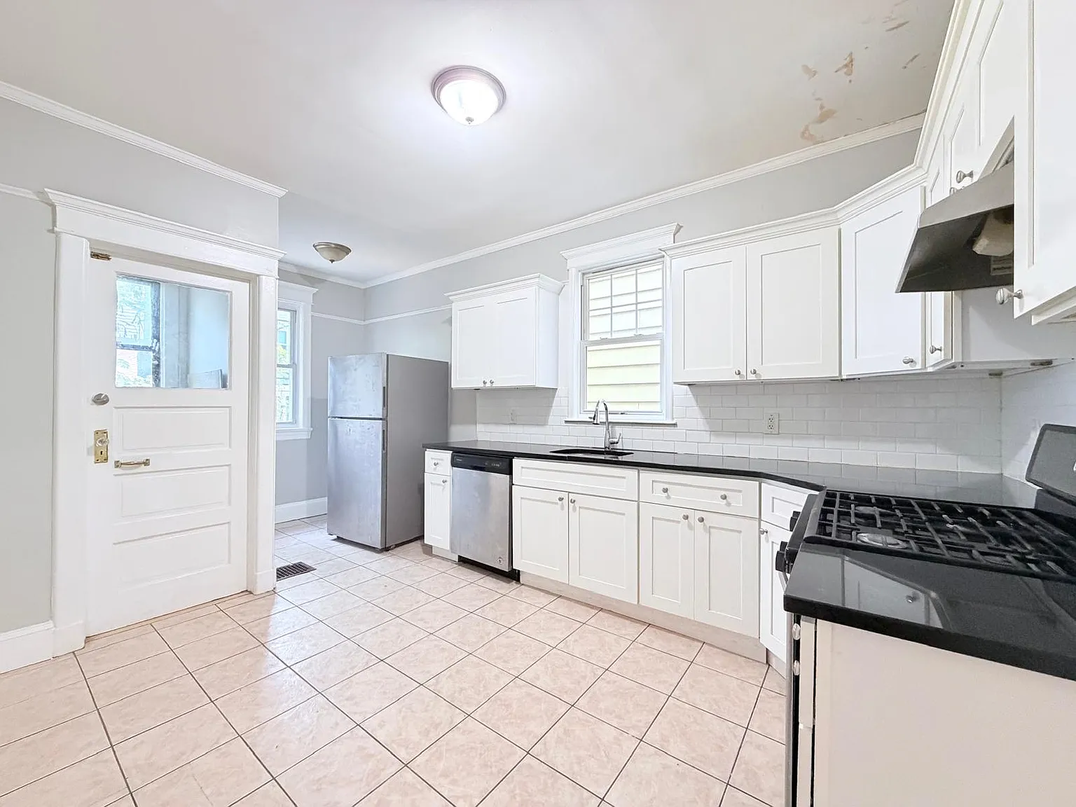 208 Grant Ave — Photo 2