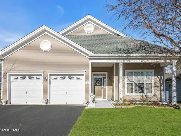 26 Gardenways Court, Lakewood, NJ 08701