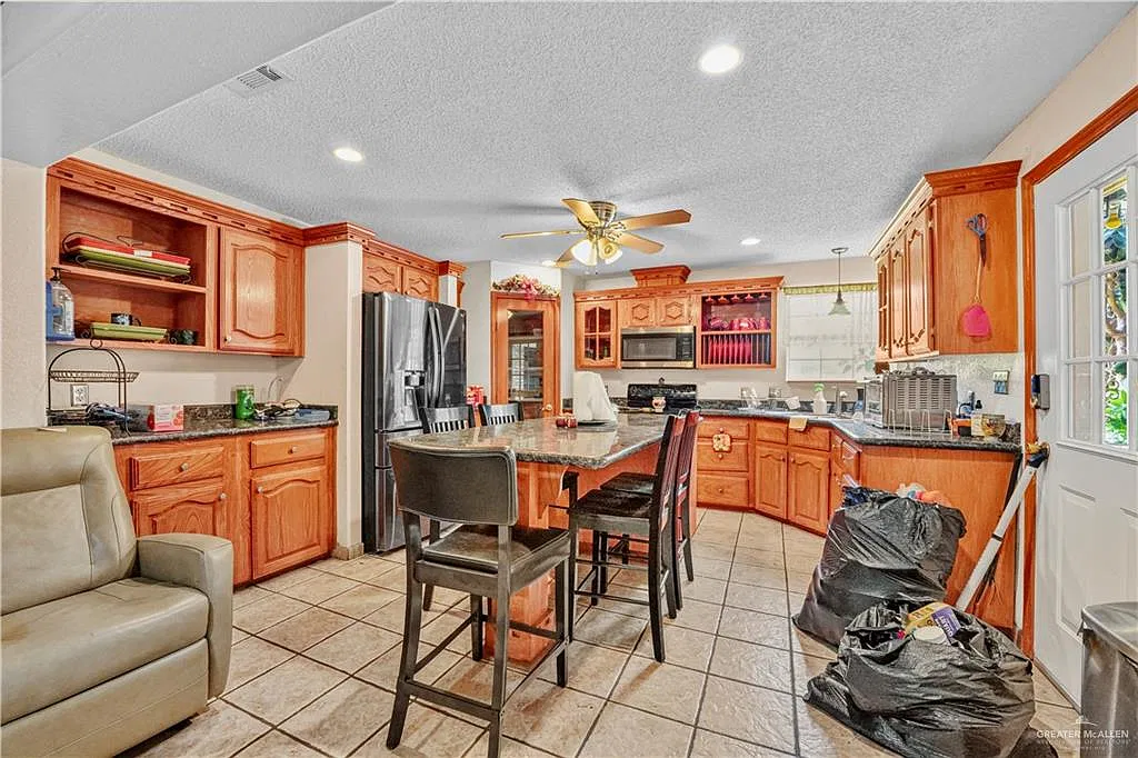 4 bed, 3.5 bath, 2501 sqft, $2,200 — Photo 4