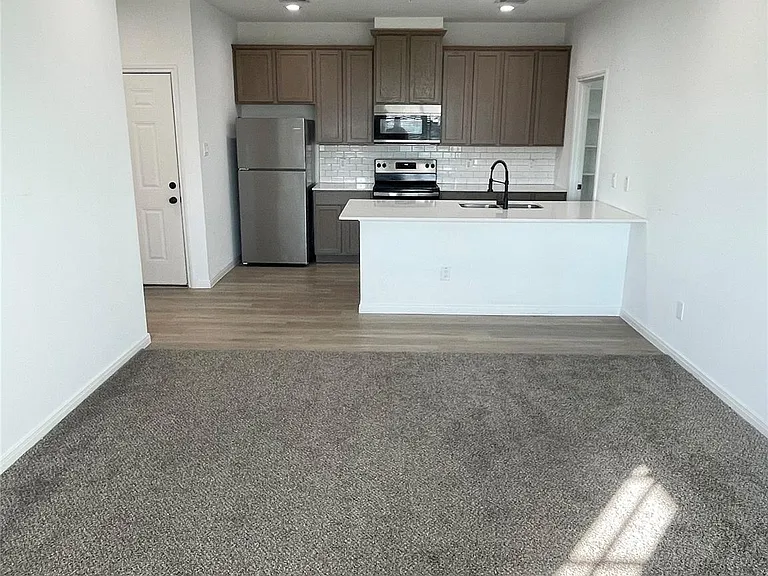 802 W Loop — Photo 8