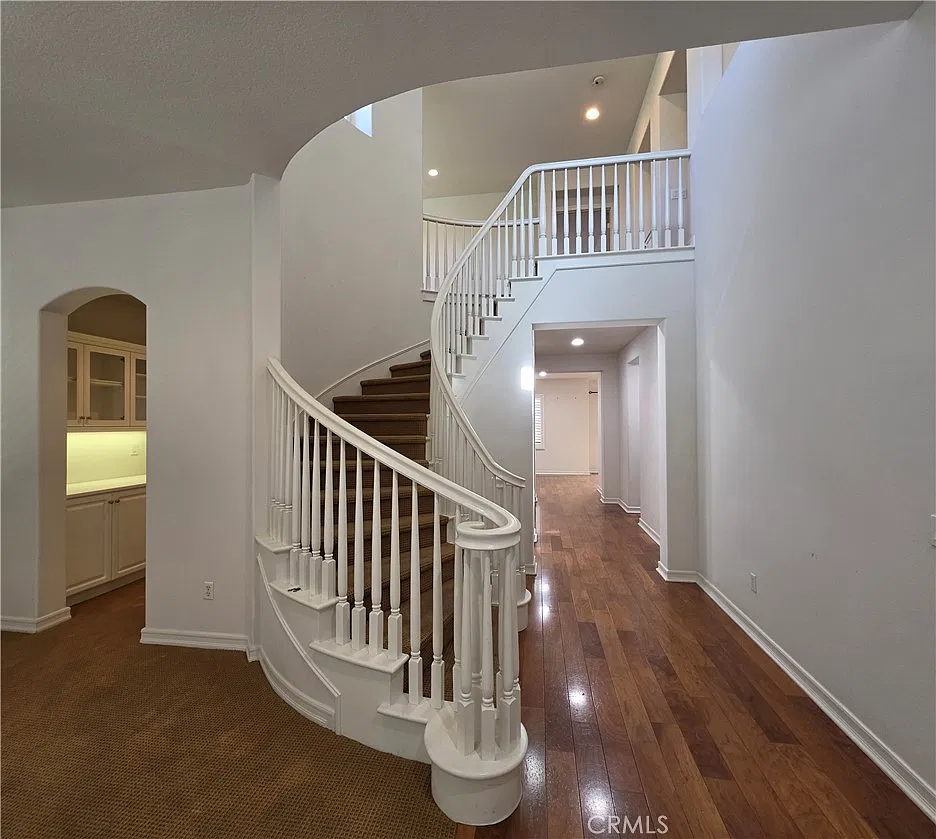 3 bed, 2.5 bath, 2881 sqft, $5,200 — Photo 2