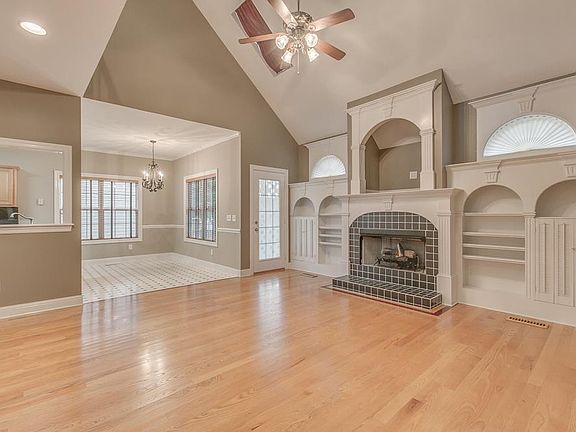 4th image of 2289 Oak Hill Dr
