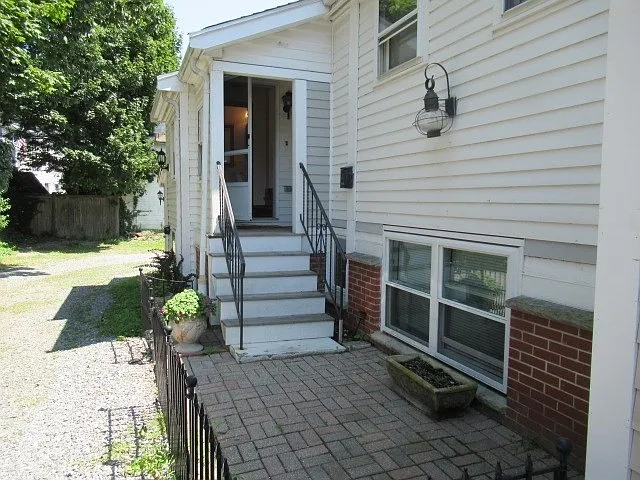 2 bed, 1.5 bath, 1005 sqft, $2,700 — Photo 3