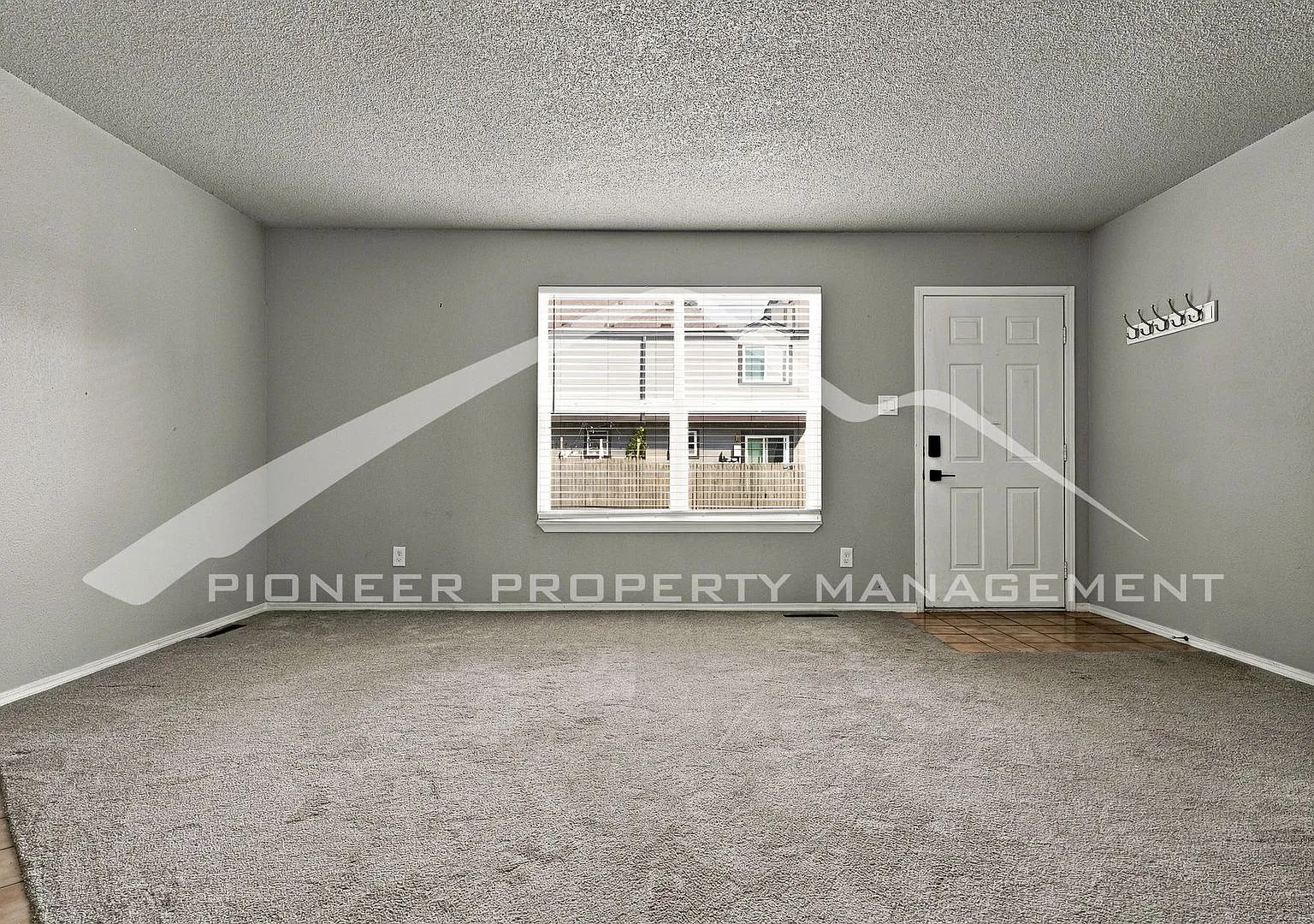 Gorgeous Townhouse with Central AC and Reserved Parking — Photo 4