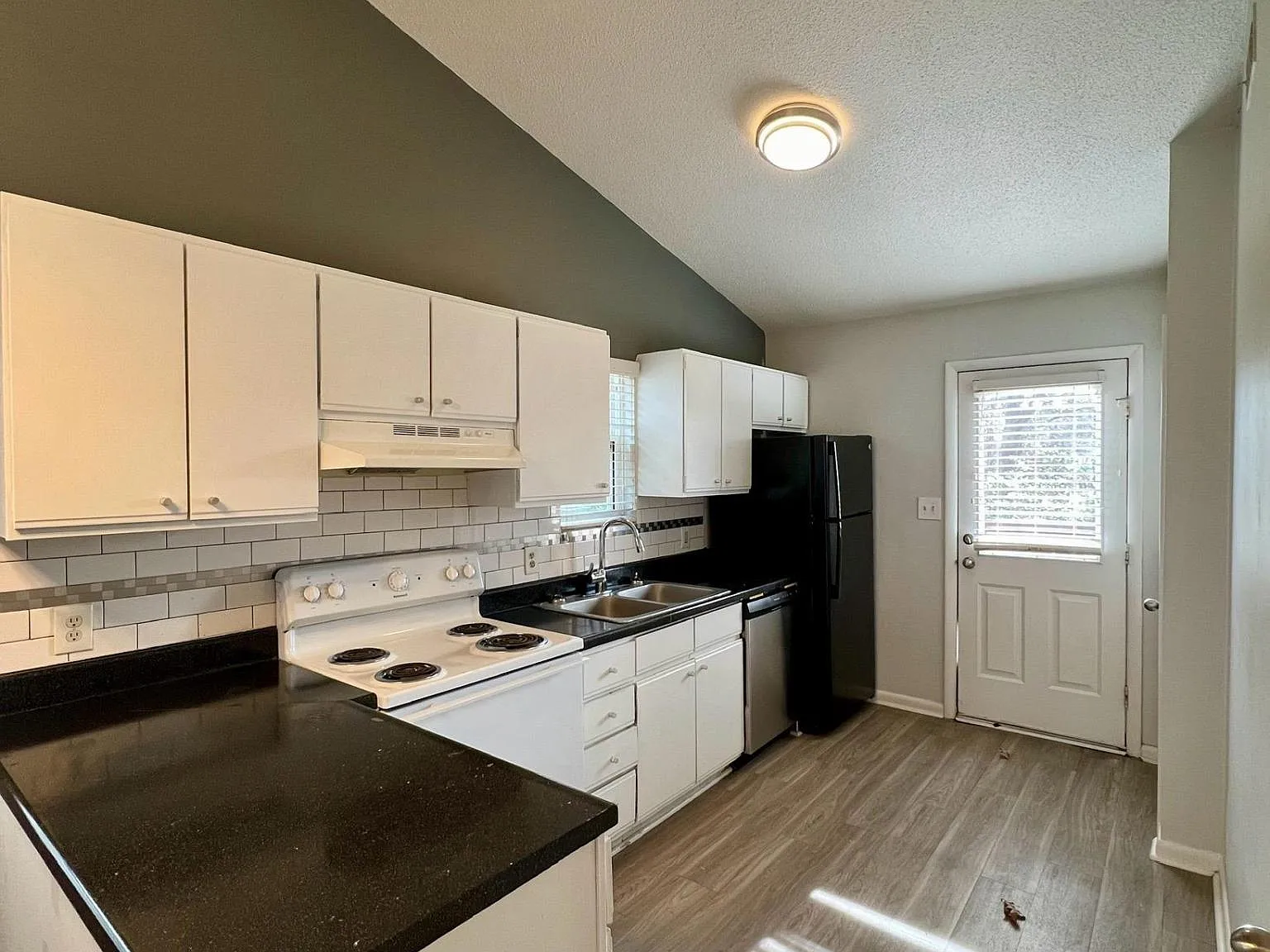 Collegeview — Photo 4