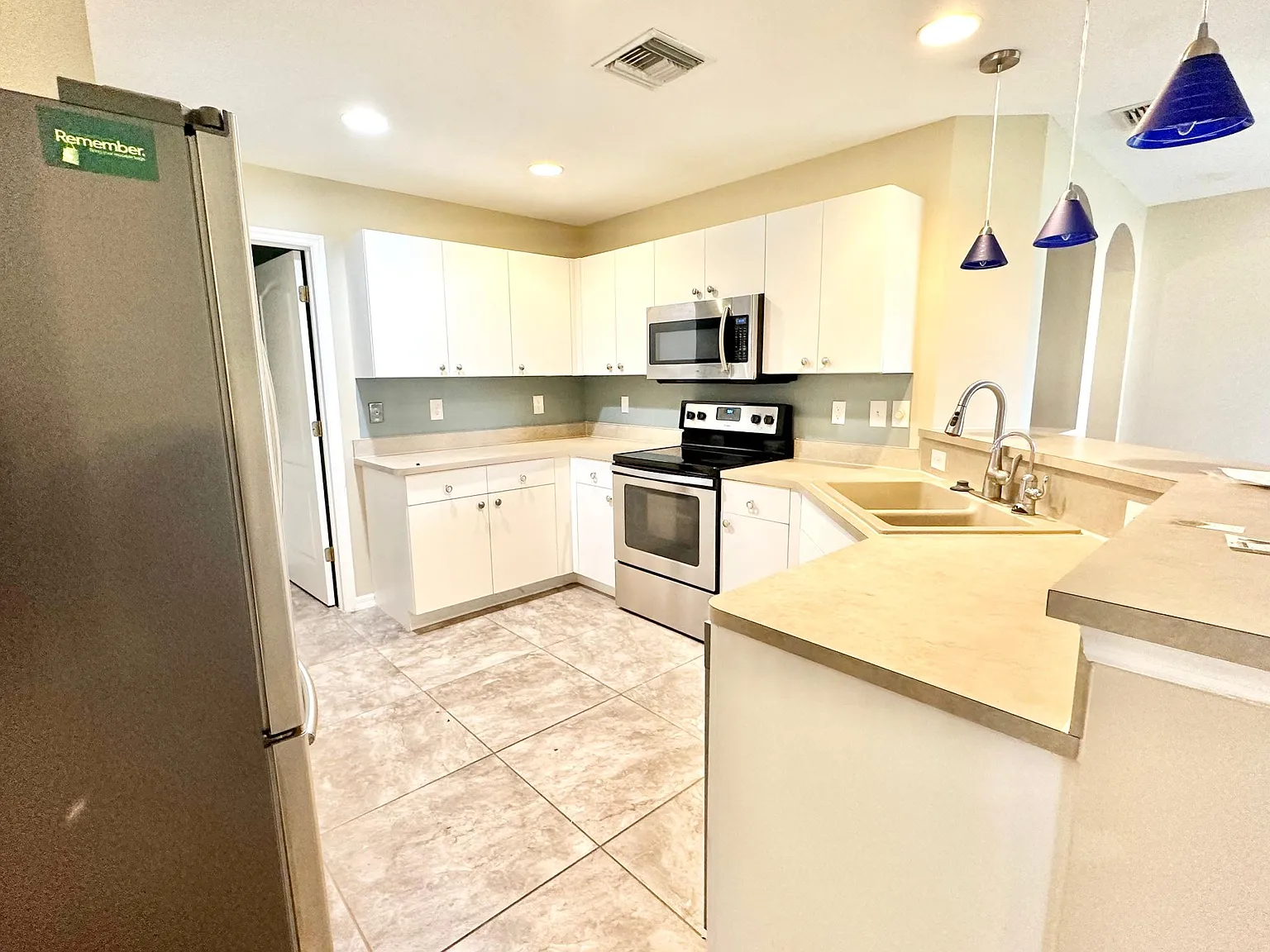 3 bed, 1574 sqft, $2,300 — Photo 3