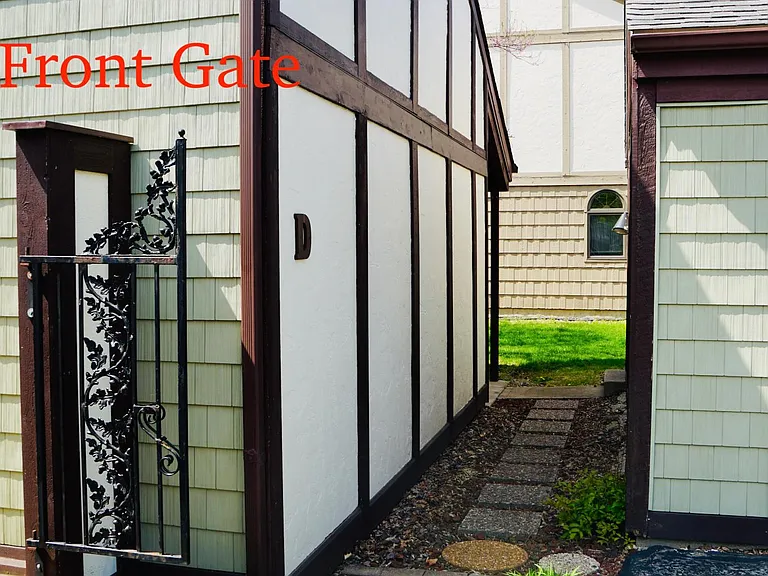 1303 Kingsridge Ct #D — Photo 30