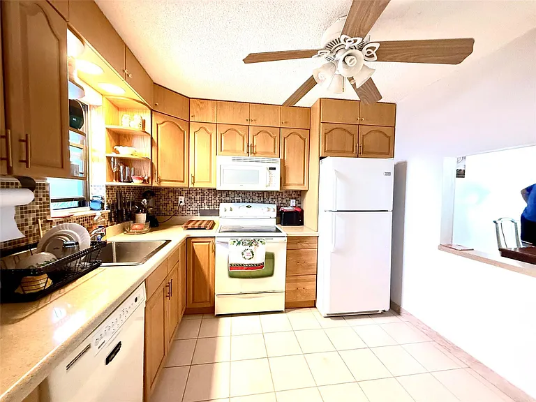 9440 SW 8th St #308 — Photo 6