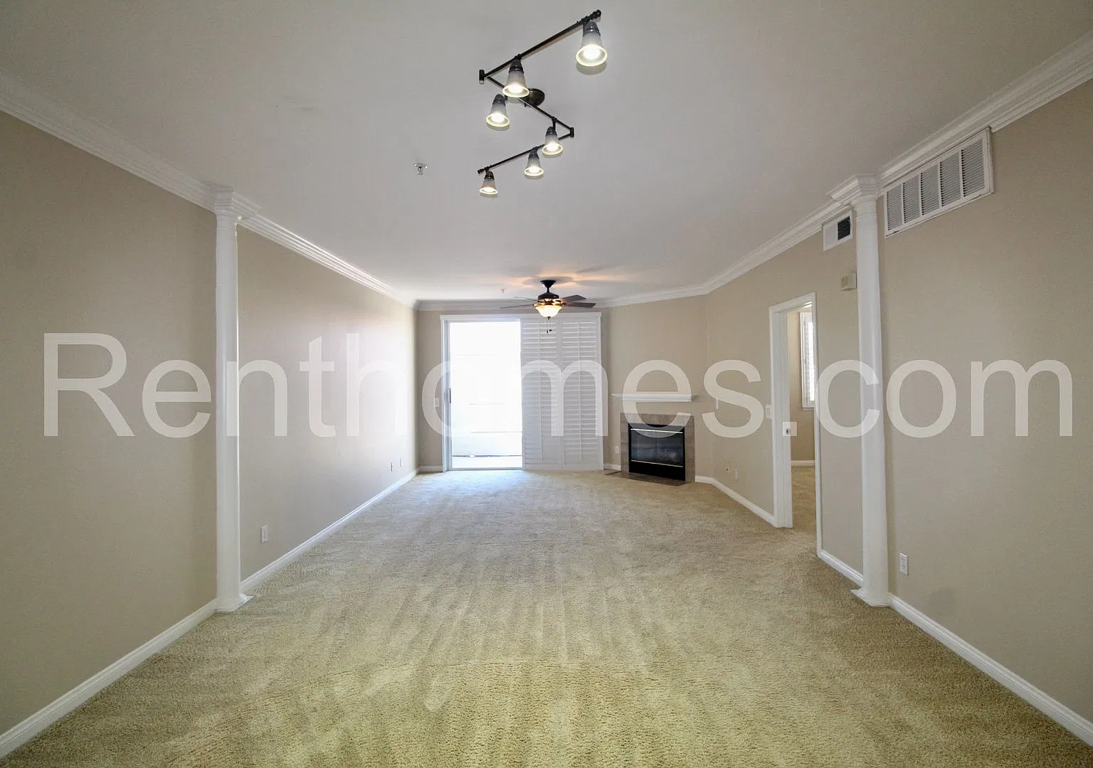 Mission Valley, 2186 Gill Village Wy #711,-All Appliances included! Central AC, Community Pool / ... — Photo 2