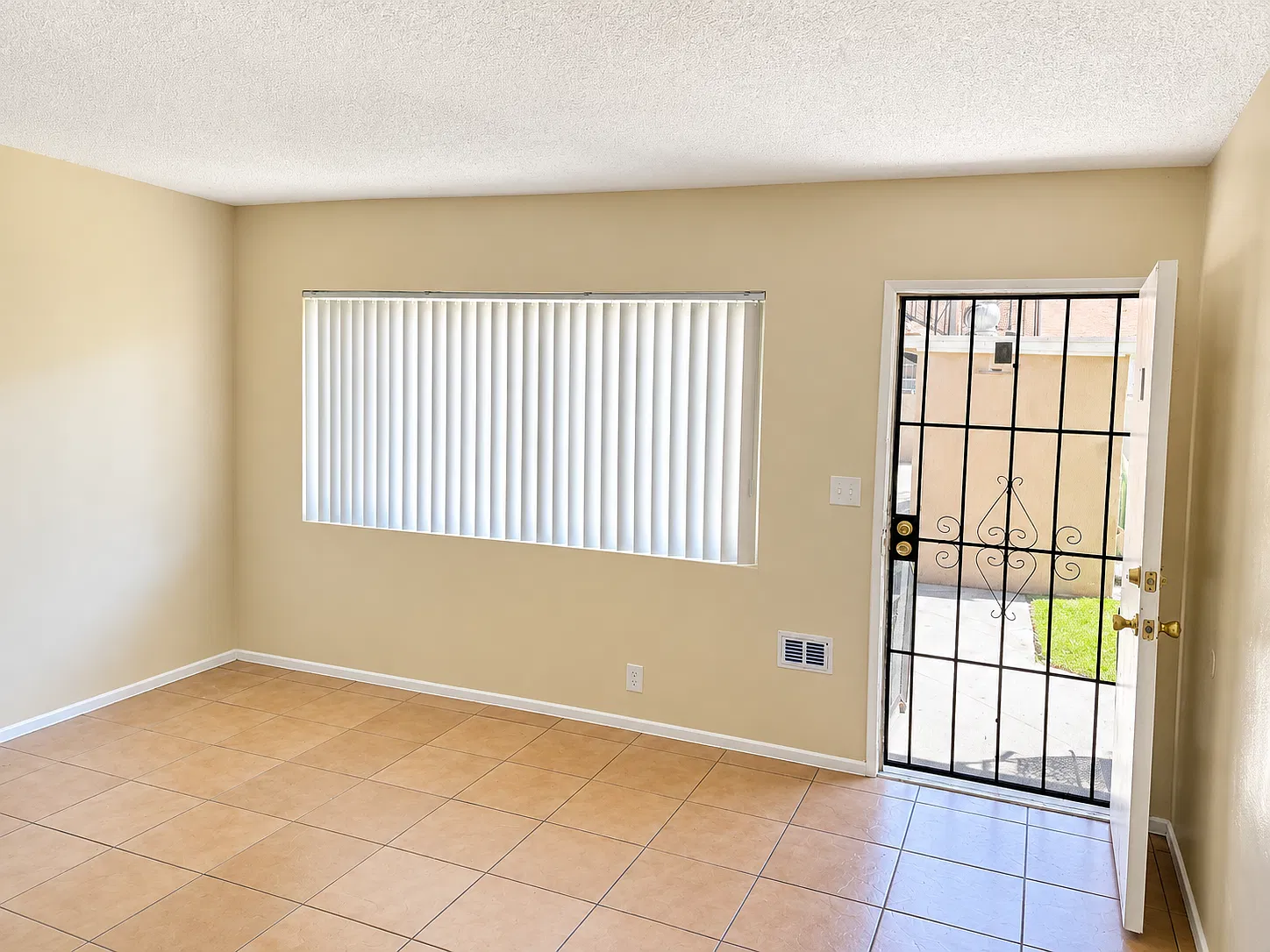 2 bed, 700 sqft, $2,300 — Photo 2
