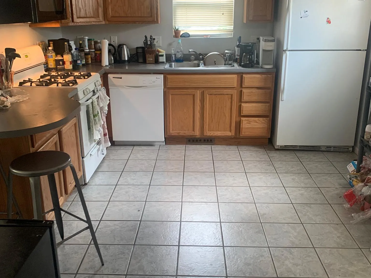 5 bed, 2352 sqft, $3,500 — Photo 3