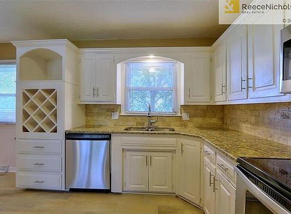 Look at that gorgeous countertop & backsplash!