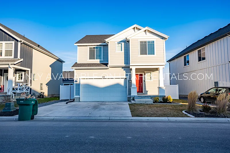 3 bed, 2.5 bath, 2900 sqft, $2,395 — Photo 1