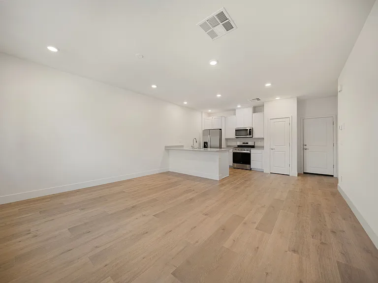 1594 Grazer Way — Photo 6