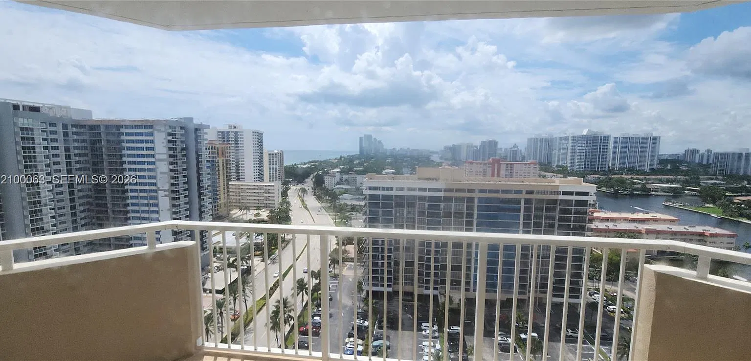 Hemispheres Condo — Photo 3