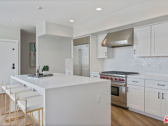3rd image of 842 11th St APT 5
