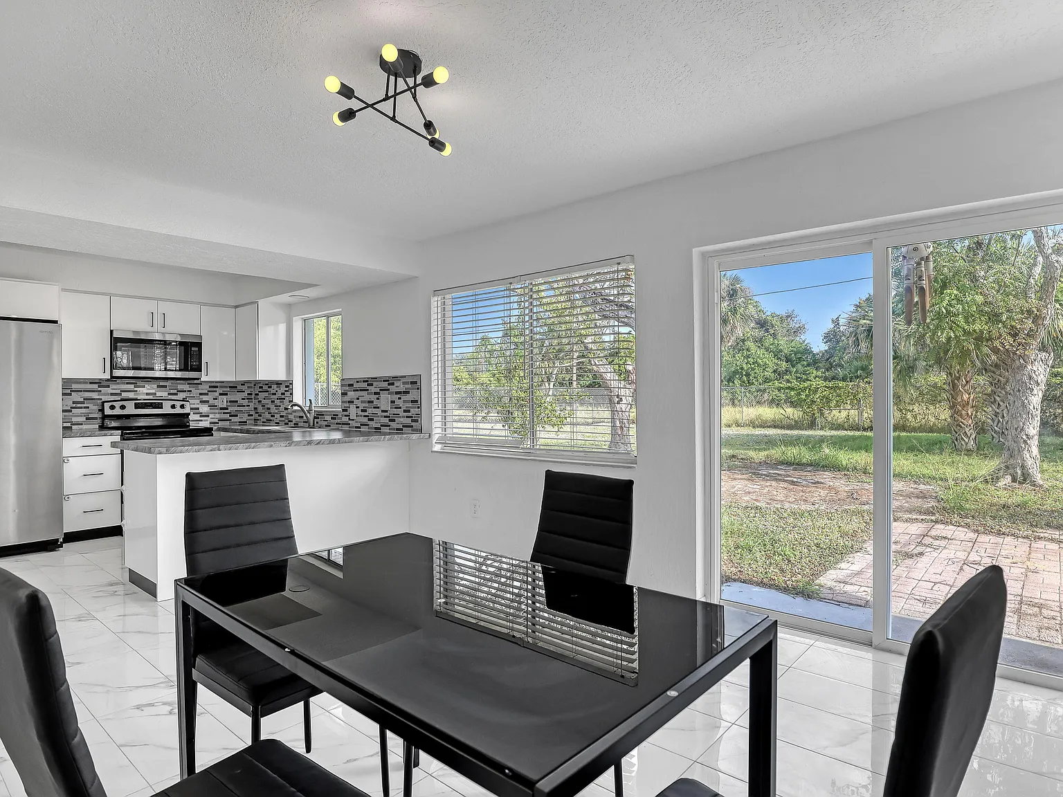4 bed, 2.0 bath, 1316 sqft, $810 — Photo 4