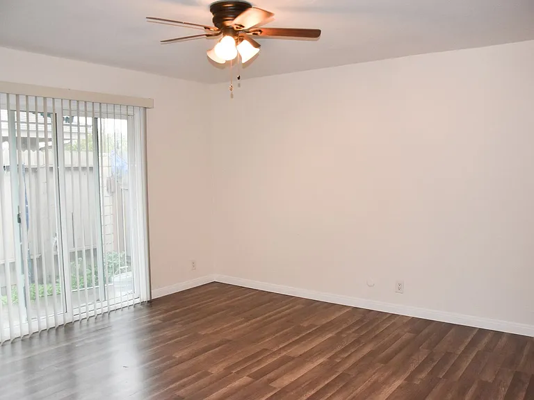 411 Kroeger St — Photo 14