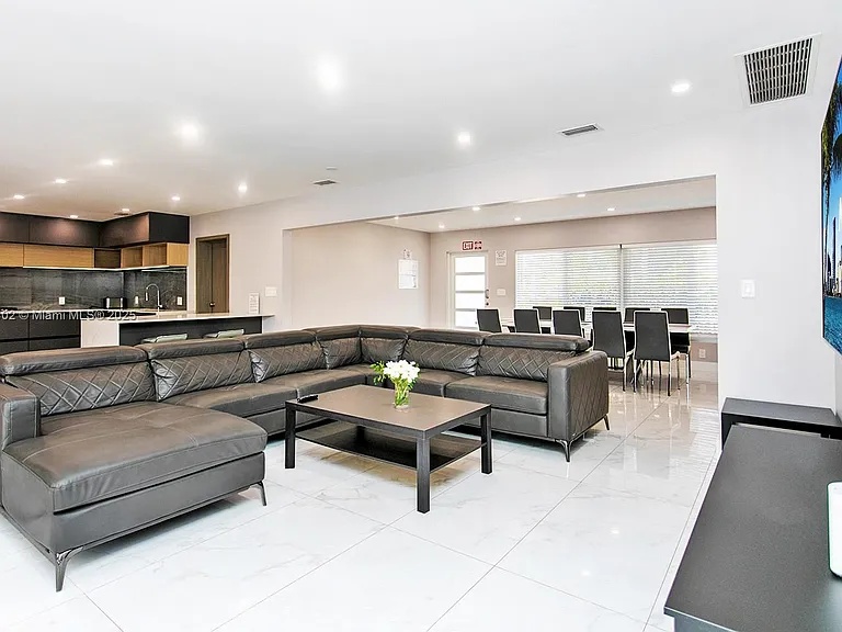 1218 Hollywood Blvd — Photo 14
