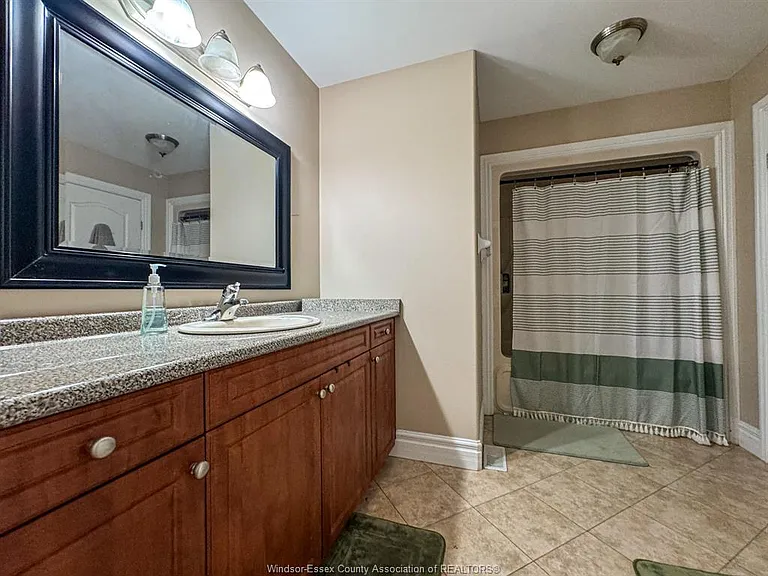 4583 Helsinki Cres — Photo 13