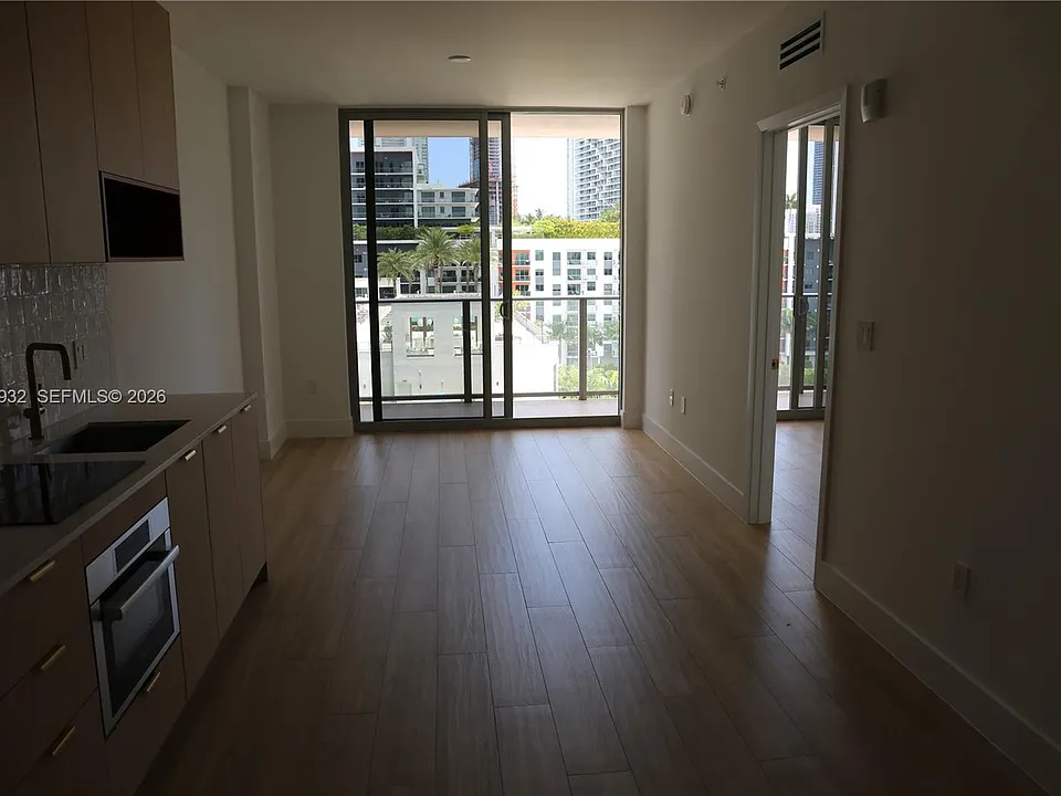 90 NE 32nd St #802