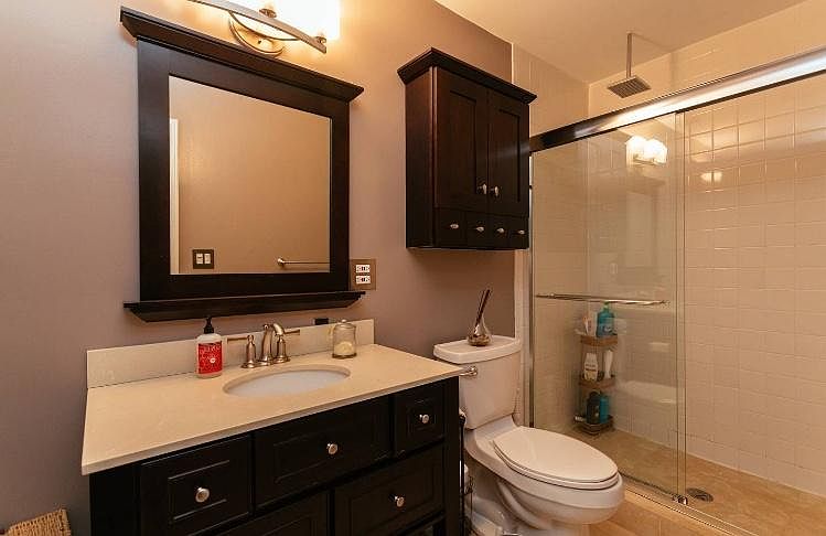 Rain fall shower plus dual shower in master. Plus separate