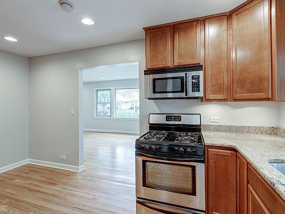 5th image of 519 E Prairie Ave