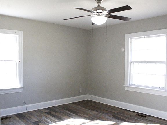 3rd image of 907 Leggett Rd