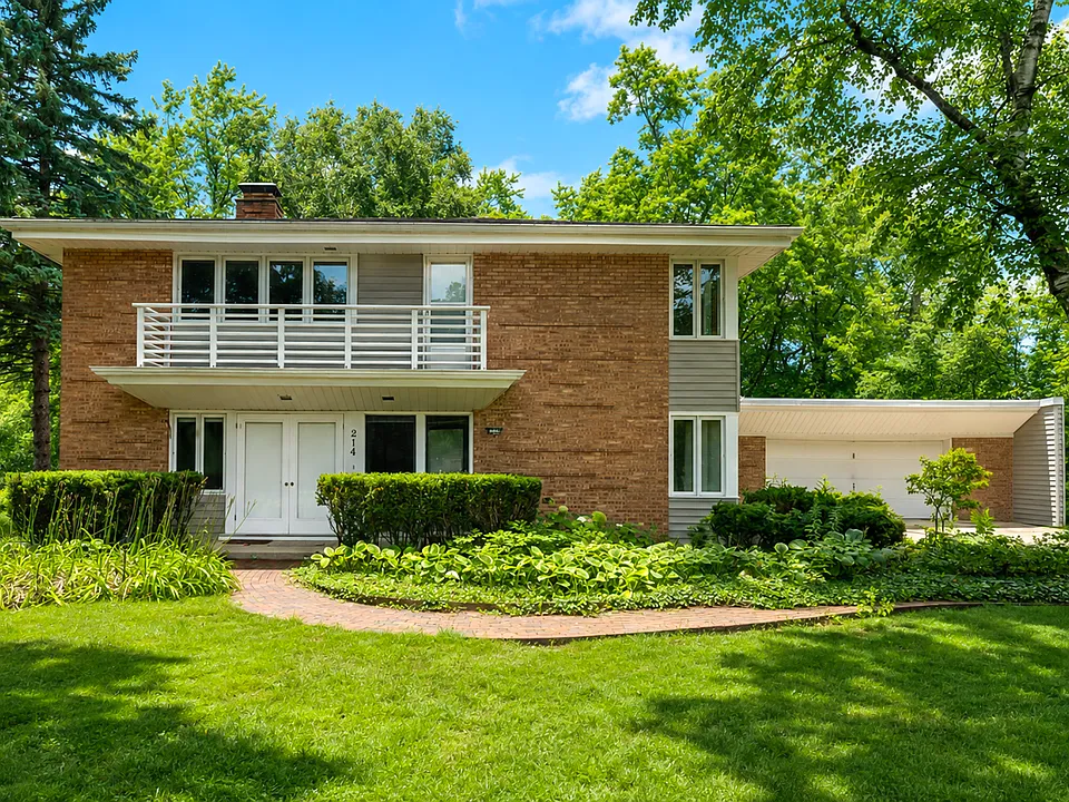 214 E Spooner Rd