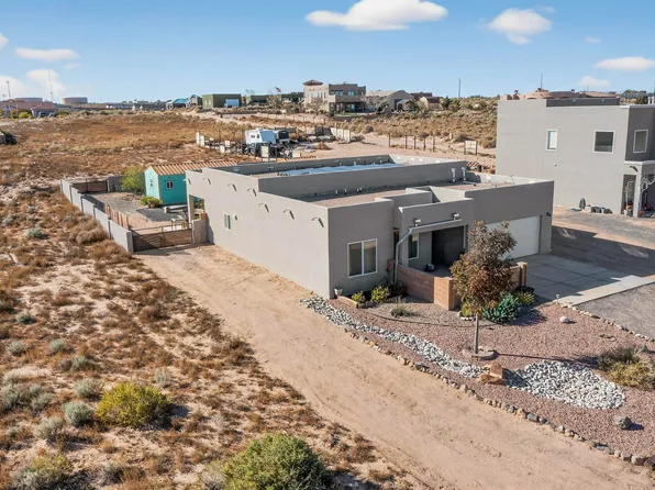 821 8th St NE, Rio Rancho, NM 87124