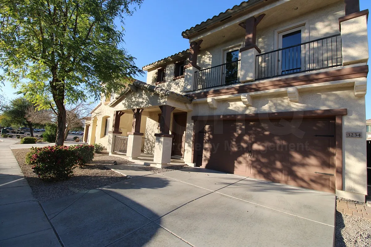 3 bed, 2.5 bath, 2009 sqft, $2,449 — Photo 3