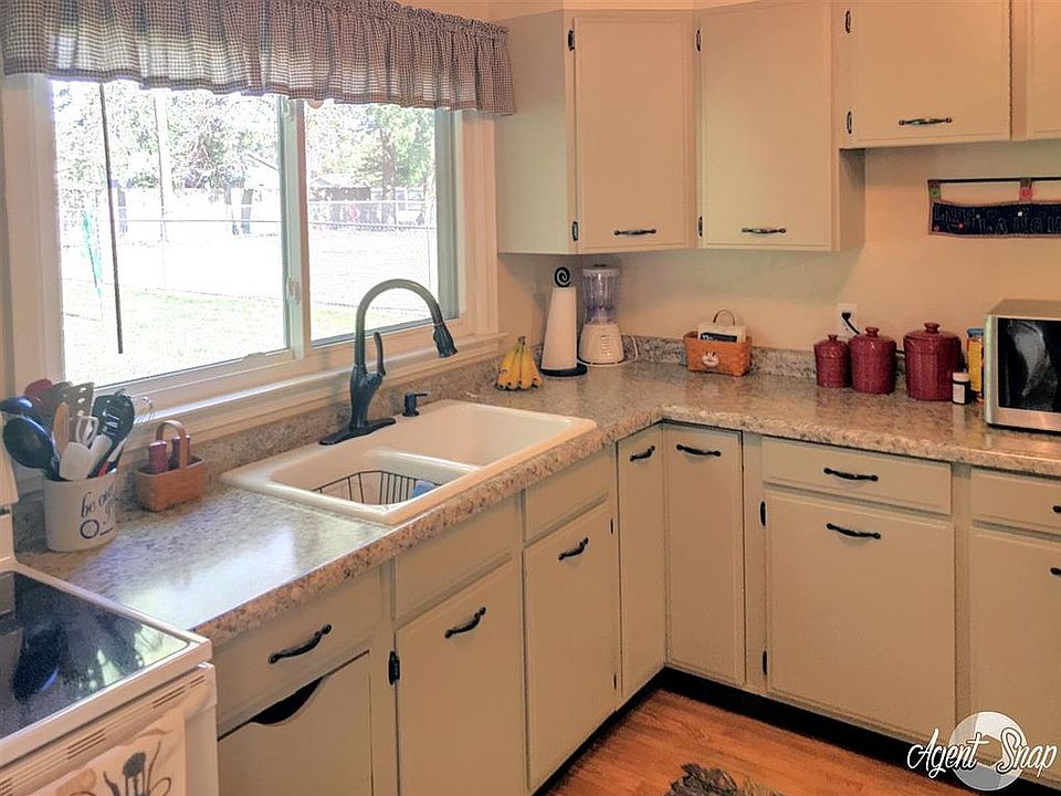 2nd image of 733 Ruby St