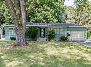 7 Henry Cir, Rochester, NY 14624