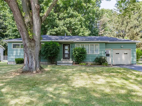 7 Henry Cir, Rochester, NY 14624