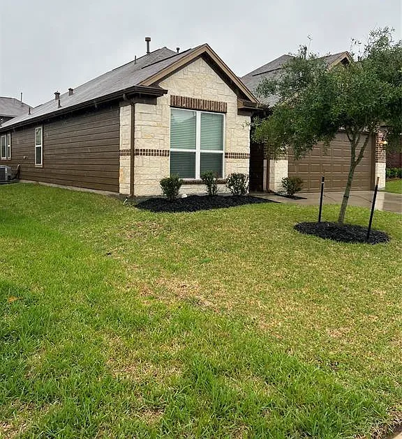 3 bed, 2.0 bath, 1572 sqft, $1,900 — Photo 3